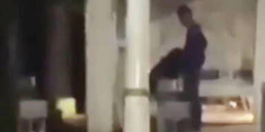 Paar hat Sex an Haltestelle – nun drohen drastische Folgen