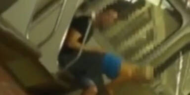 Pärchen beim Sex in der U-Bahn erwischt