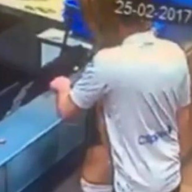 Pärchen hat Sex bei Pizza-Take-Away