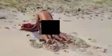 Paar beim Sex am Strand erwischt