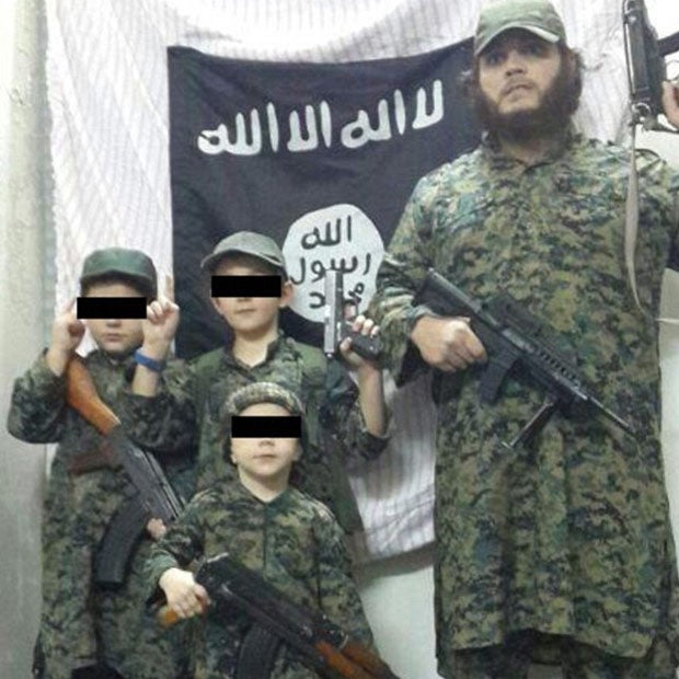 Terroristen-Sohn zeigt abgetrennten Kopf