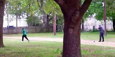 Polizist tötet Schwarzen mit 8 Schüssen 