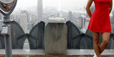 Sexy Maria modelt in luftiger Höhe