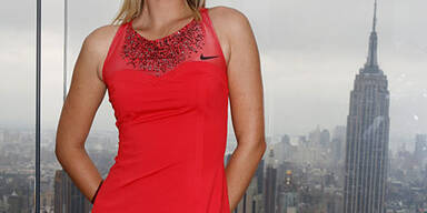 Sexy Maria modelt in luftiger Höhe