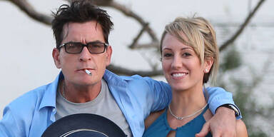 Charlie Sheen mit neuer Freundin