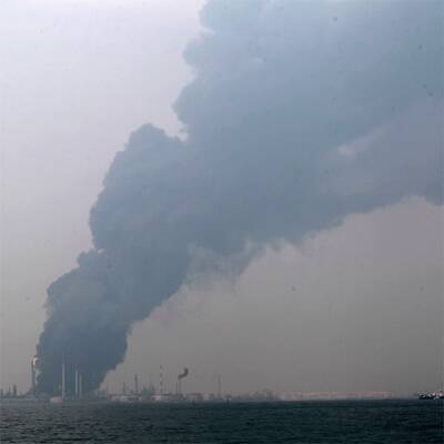 Shells größte Raffinerie brennt