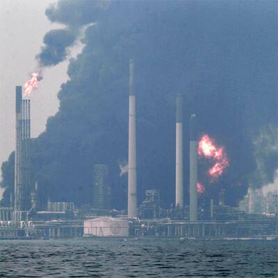 Shells größte Raffinerie brennt