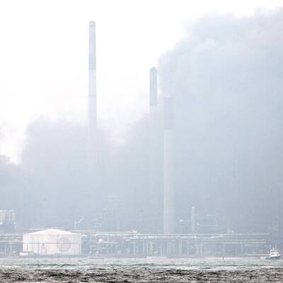 Shells größte Raffinerie brennt