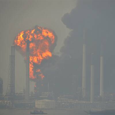 Shells größte Raffinerie brennt