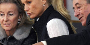 Sheridan vergeblich im Reitoutfit in der Hofreitschule