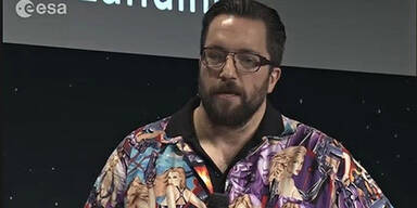 Forscher entschuldigt sich f&uuml;r Shirt