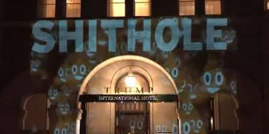 "Shithole"-Projektion auf Trump Hotel