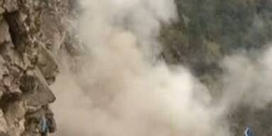 Spektakuläre Felssprengung in Tibet legt Straße frei