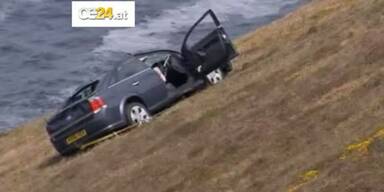Frau stürzt mit Auto Klippe hinunter