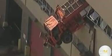 LKW h&auml;ngt in Geb&auml;ude aus zweitem Stock