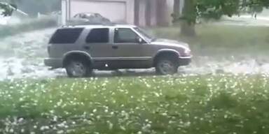 Gigantische Hagelk&ouml;rner zerst&ouml;ren Autos