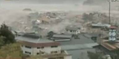Tsunami zerstört eine ganze Stadt.