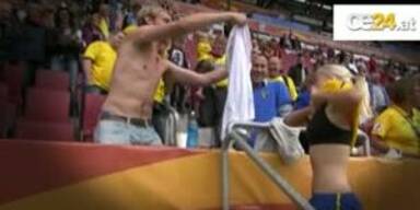 S&uuml;&szlig;e Fussballspielerin tauscht Trikot mit Fan