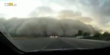 Auto f&auml;hrt durch Monstersandsturm