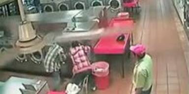 Vater steckt Sohn in Waschmaschine