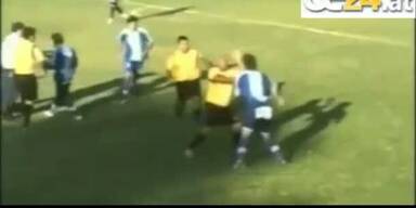 Fußballfeld verwandelt sich in Boxring