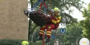 250 Kilo schwerer Mann mit Kran gerettet