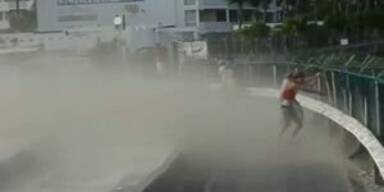 YouTube-Hit: Jet bl&auml;st Bikini-Girl um