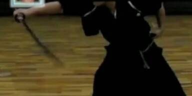 Japaner spaltet heranfliegenden Ball im Flug