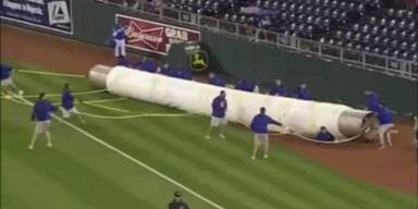 Im Stadion von Regenplane flachgedr&uuml;ckt