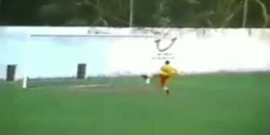 Amateurkicker verfehlt leeres Tor