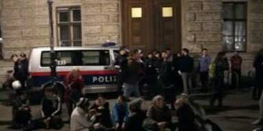 Uni Wien am Abend von WEGA geräumt