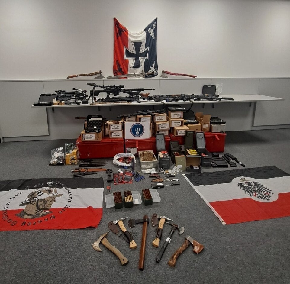 Waffen und NS-Devotionalien sichergestellt