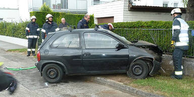 Auto kracht in Mauer - 2 Schwerverletzte