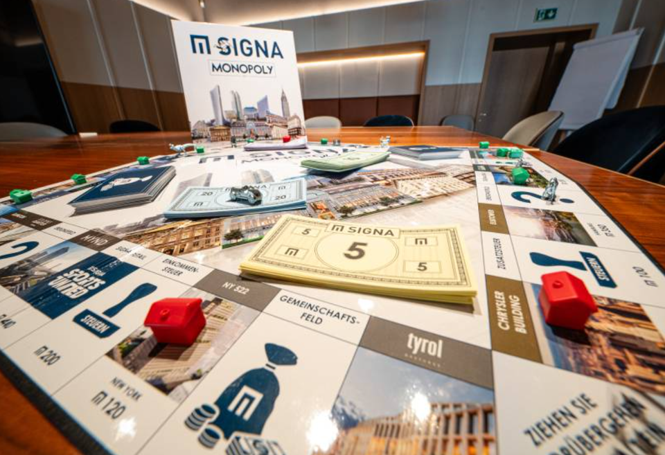 Signa-Monopoly mit Spielgeld.