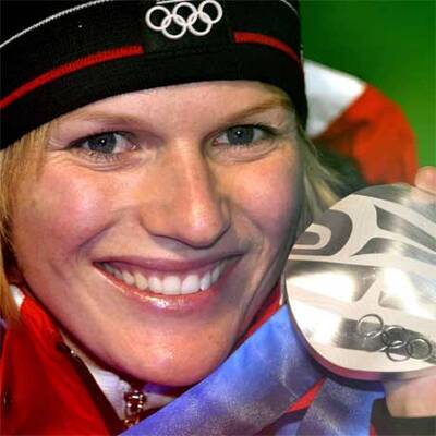 Marlies Schild erhält ihre Silbermedaille