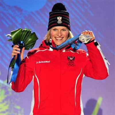 Marlies Schild erhält ihre Silbermedaille