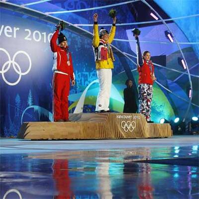 Marlies Schild erhält ihre Silbermedaille