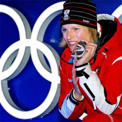 Marlies Schild erhält ihre Silbermedaille