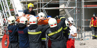 Feuerwehr birgt Verletzten aus Silo