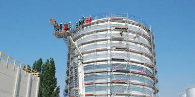 Feuerwehr birgt Verletzten aus Silo