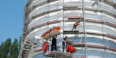 Feuerwehr birgt Verletzten aus Silo