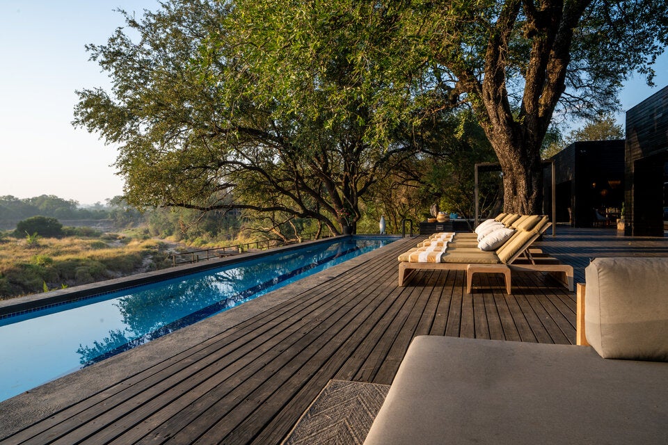 Infinity Pool mit Blick in die Wildnis in der Silvan Safari Lodge. 