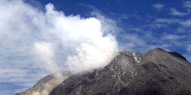 Sinabung spuckt riesige Aschewolke