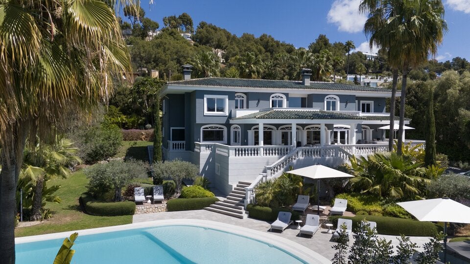 Auf einem 2.500 Quadratmeter großen Grundstück steht das 700 Quadratmeter große Luxusdomizil von Marcel Remus, das man um 2.500 Euro pro Nacht mieten kann.