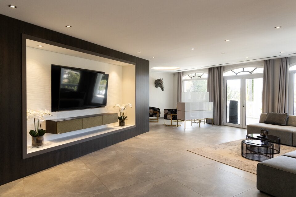 Der Deutsche fing seine Karriere 2007 als Makler bei einem Immobilienunternehmen auf Mallorca an. 2009 machte sich Marcel Remus selbstständig.  