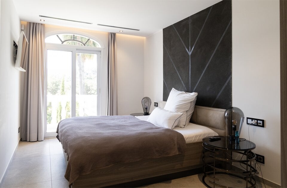 Insgesamt fünf Schlafzimmer und sieben Badezimmer bieten reichlich Platz für zehn Personen.