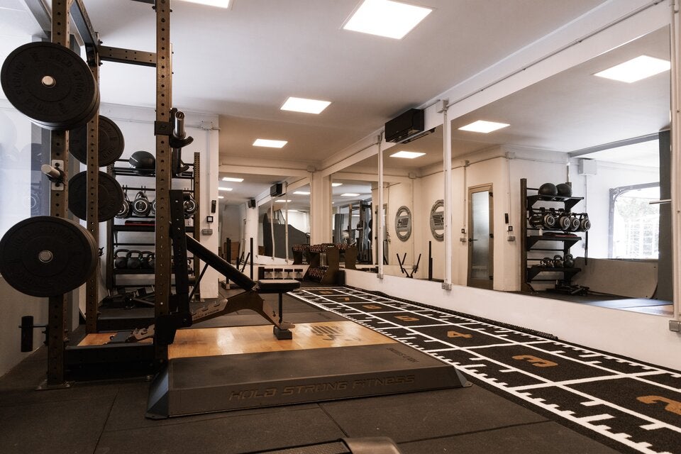 Der Makler ist topfit, weshalb in seiner Villa freilich auch kein Fitnessraum fehlen darf.  