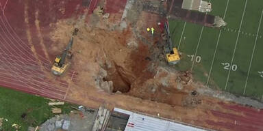 Riesiger Krater zerstört Football-Feld