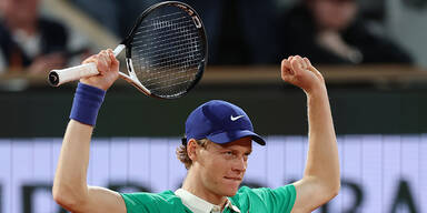 Glatt in 3 Sätzen: Sinner schlägt  den Djoker und  steht im Paris-Finale