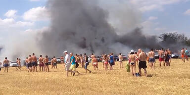 50 Autos brennen vor Freibad aus
